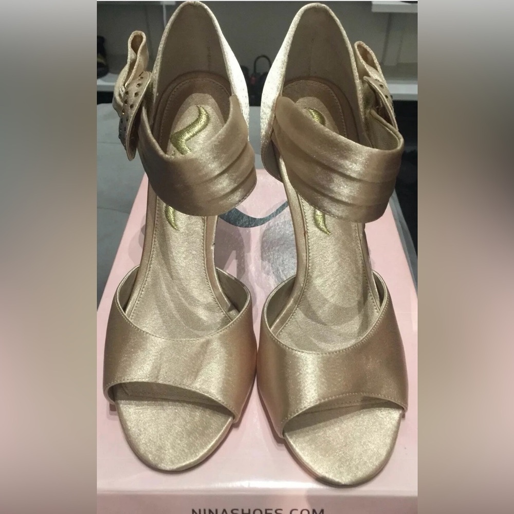 Nina Womens Cyprus Gold Satin Evening Peep-Toe Heels Shoes 8 Medium New In Box